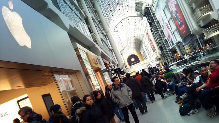 Queues form ahead of iPad 2 launch Queues form ahead of iPad 2 launch