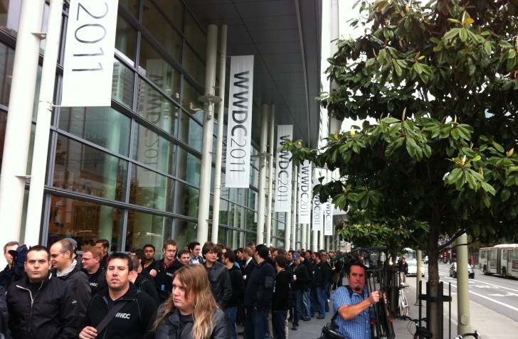 Developers line-up for the WWDC 2011 Keynote Developers line-up for the WWDC 2011 Keynote