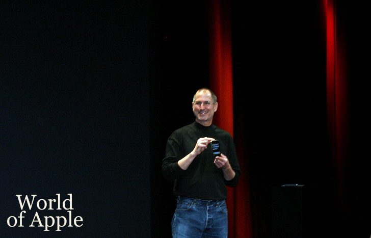 Steve Jobs holds Original iPhone at Macworld 2007