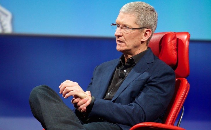 Tim Cook shows his Nike Fuelband at D11