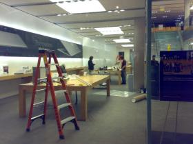 Michigan Avenue Apple Store, Chicago sets up the MacBook Air displays