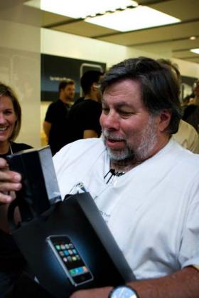 Steve Wozniak looks at iPhone packaging | Courtesy AppleInsider