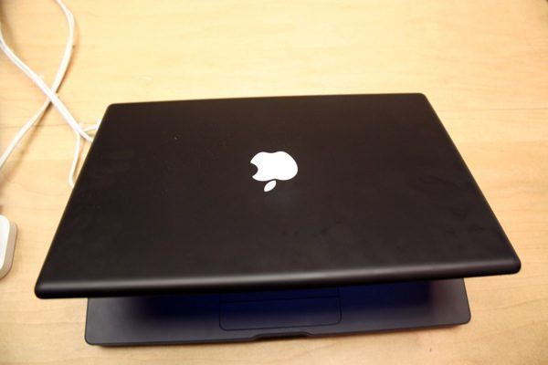 Black MacBook — photograph 2