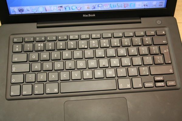 Black MacBook — photograph 3