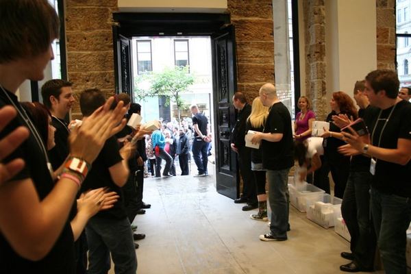 Apple Store — Buchanan Street, Glasgow — photograph 44