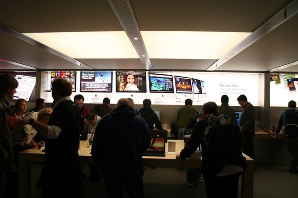 Apple Store — Buchanan Street, Glasgow — photograph 46