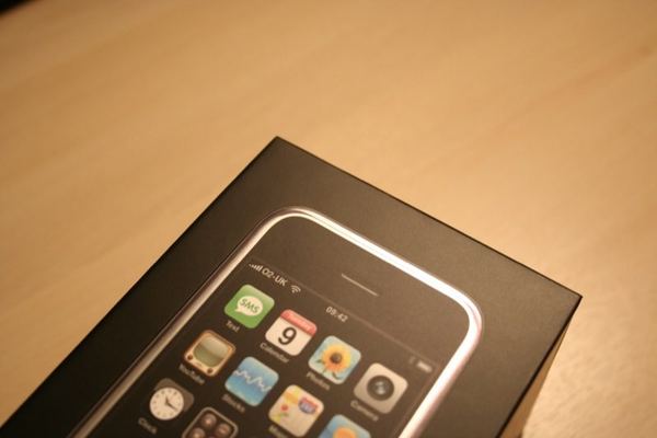 iPhone UK packaging — photograph 2