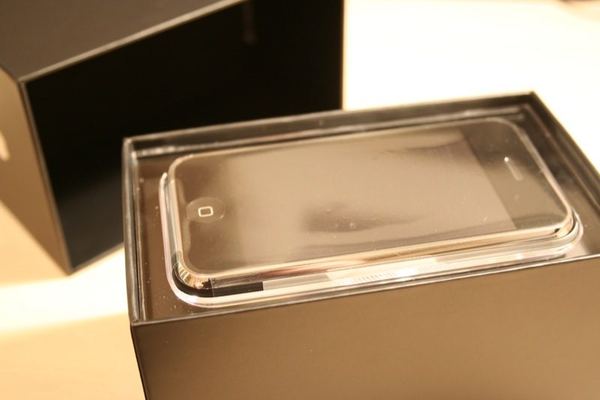 iPhone UK packaging — photograph 4