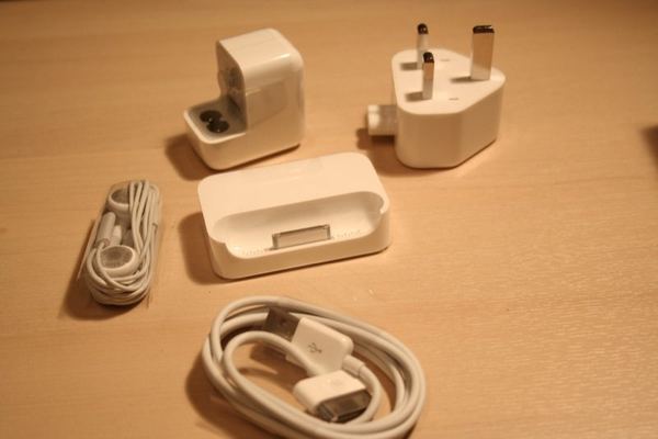 iPhone UK packaging — photograph 16