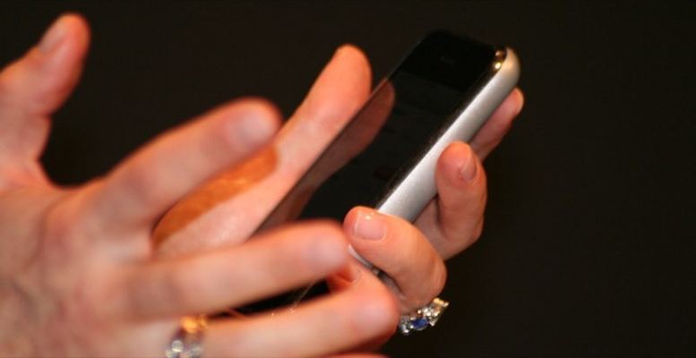 Macworld 2007 — Danika Cleary demonstrates iPhone — photograph 18