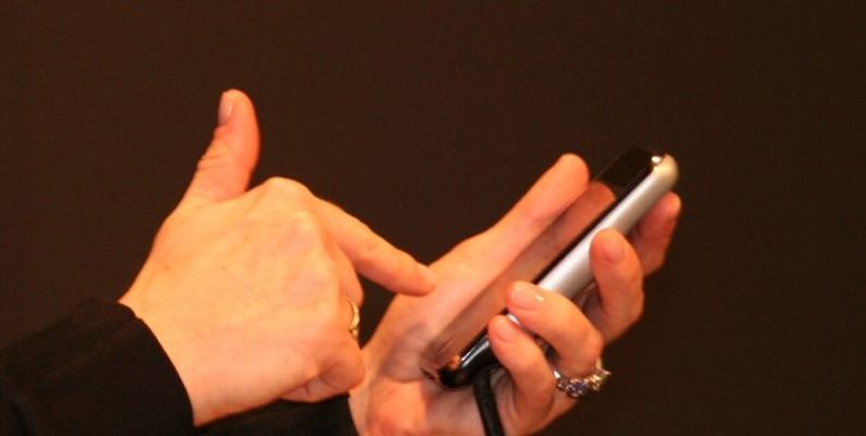 Macworld 2007 — Danika Cleary demonstrates iPhone — photograph 19