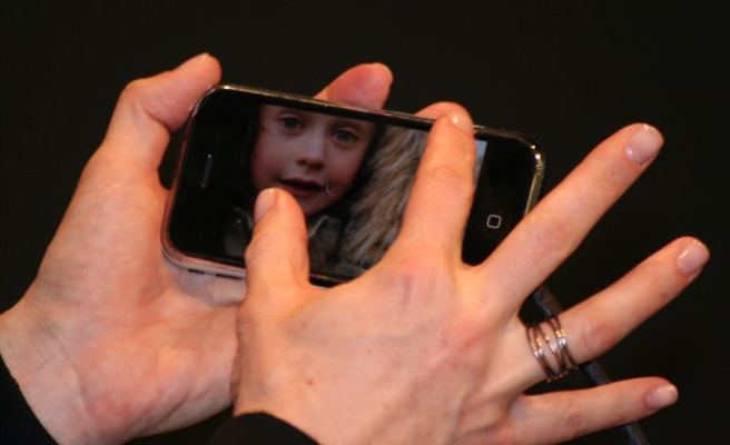 Macworld 2007 — Danika Cleary demonstrates iPhone — photograph 20