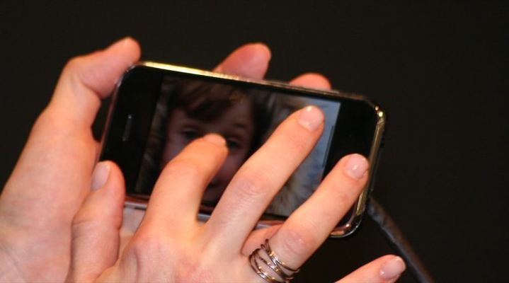 Macworld 2007 — Danika Cleary demonstrates iPhone — photograph 21