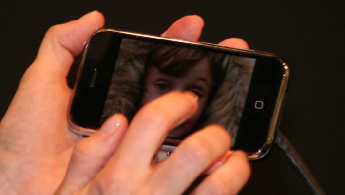 Macworld 2007 — Danika Cleary demonstrates iPhone — photograph 22