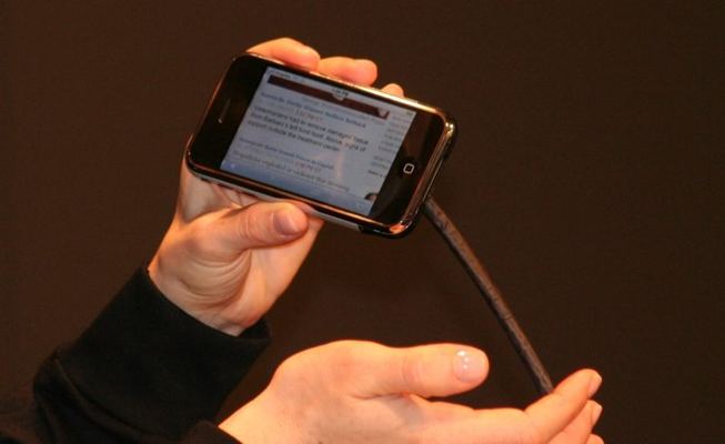 Macworld 2007 — Danika Cleary demonstrates iPhone — photograph 27