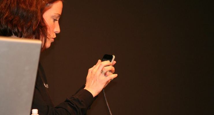 Macworld 2007 — Danika Cleary demonstrates iPhone — photograph 32