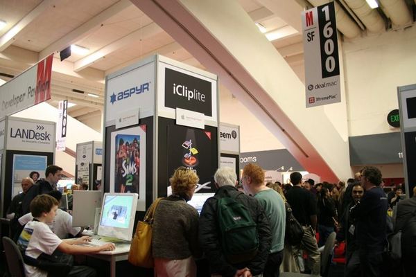 Macworld 2007 — expo floor — photograph 17