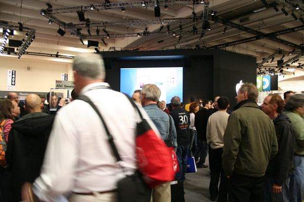 Macworld 2007 — expo floor — photograph 40
