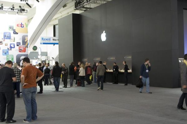 Macworld 2009 — Apple booth — photograph 4