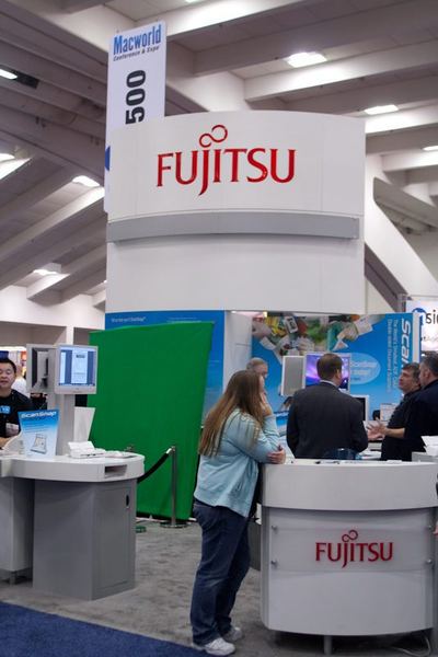Macworld 2009 — expo floor — photograph 82
