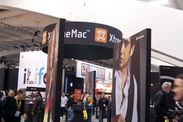 Macworld 2009 — expo floor — photograph 92