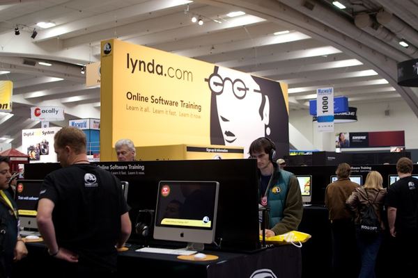 Macworld 2009 — expo floor — photograph 93