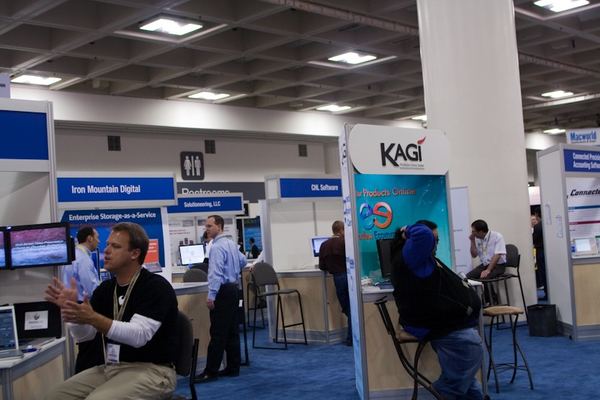 Macworld 2009 — expo floor — photograph 112