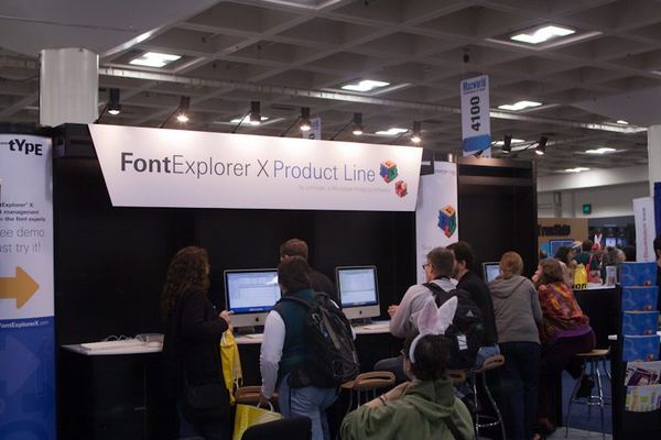 Macworld 2009 — expo floor — photograph 126