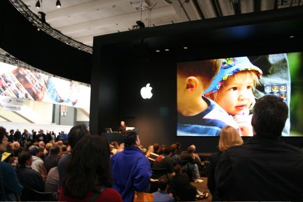 Macworld San Francisco 2006 — expo floor — photograph 10
