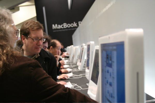 Macworld San Francisco 2006 — expo floor — photograph 17