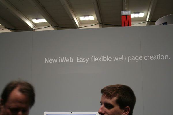 Macworld San Francisco 2006 — expo floor — photograph 40
