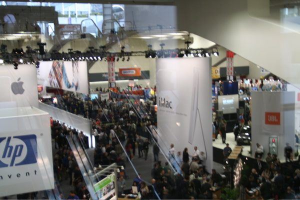 Macworld San Francisco 2006 — expo floor — photograph 70