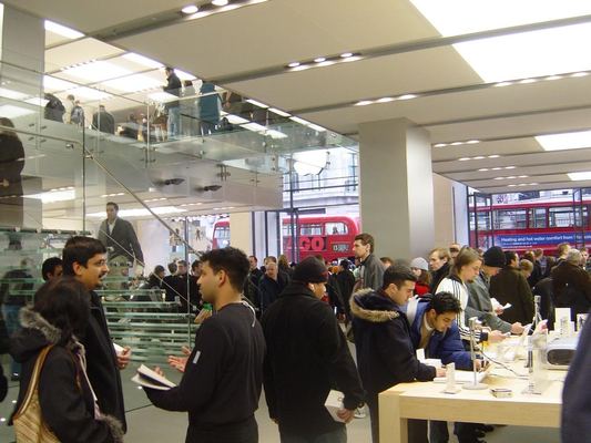 Apple Store — Regent Street — photograph 34