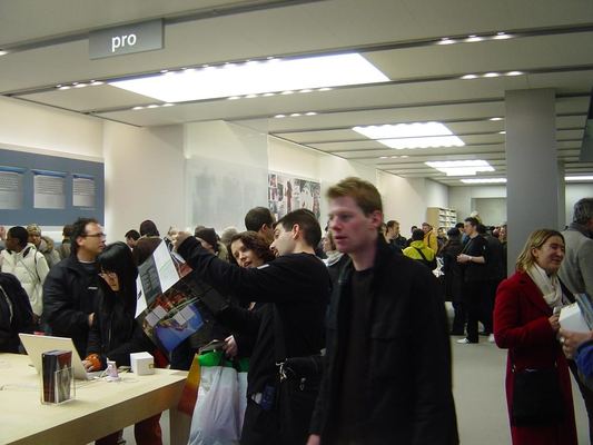 Apple Store — Regent Street — photograph 37