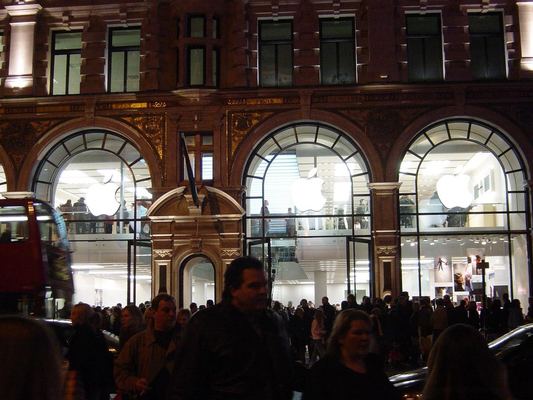 Apple Store — Regent Street — photograph 75